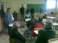 Leer más: Docente Facultad de Exactas y Naturales explicando a los estudiantes los motivos de las medidas de...