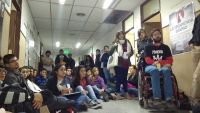 Leer más: Docente Facultad de Exactas y Naturales explicando a los estudiantes los motivos de las medidas de...